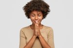 Esperança: mulher negra em posição de oração