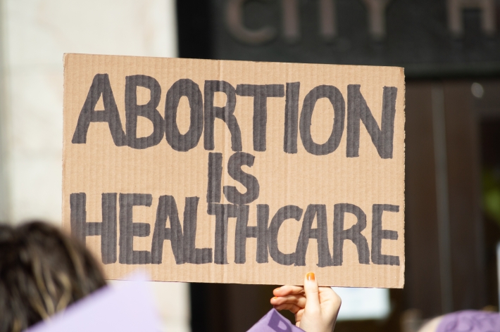 Planos de saúde para viagens cobrem aborto? Entenda