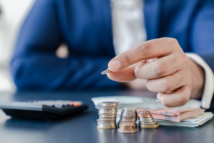 A imagem mostra um homem contando suas moedas e pensando sobre como fazer Pix com cartão de crédito.